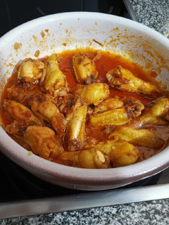 Una foto de Alitas de pollo con tomate