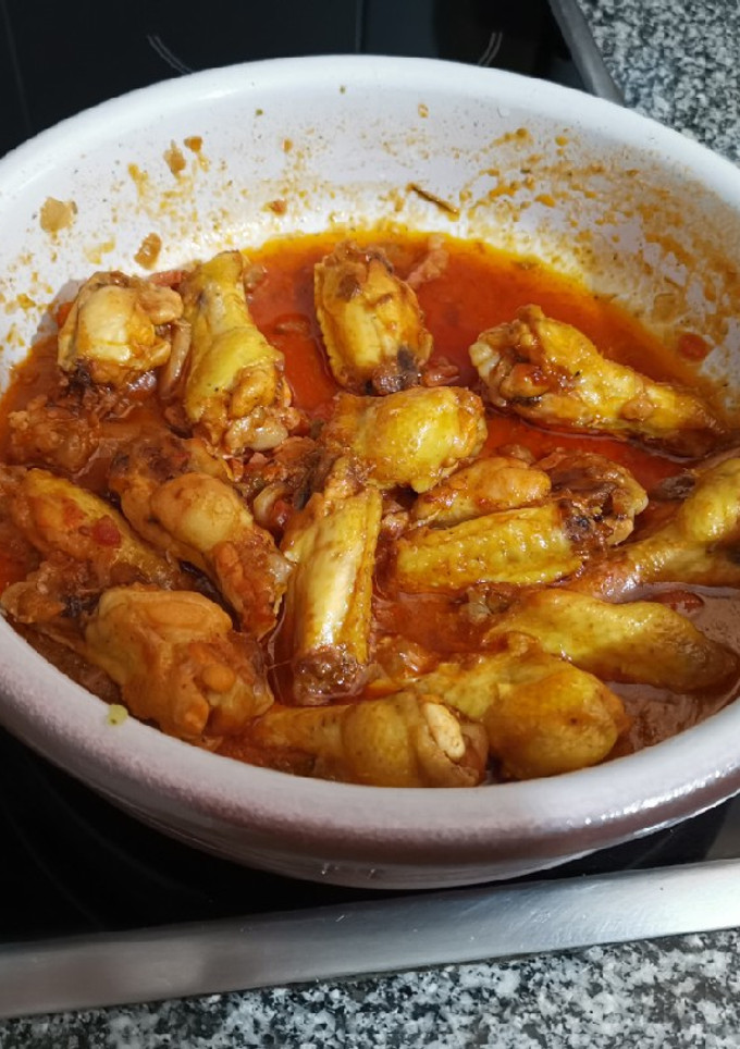 Una foto de Alitas de pollo con tomate