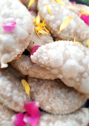 नागपंचमी स्पेशल खुसखुशीत गुळाची करंजी (gulachi karanji recipe in marathi) रेसिपी चे मुख्य फोटो 