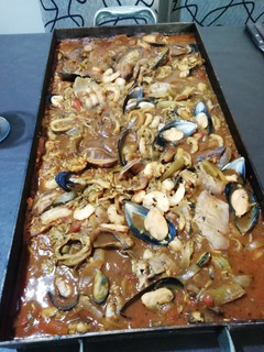 Una foto de Paella en plancha