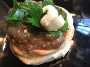 Una foto de canapé de queso y perejil