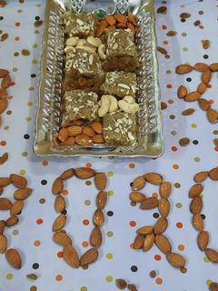 एप्पल बर्फी (सेव की बर्फी) (apple barfi recipe in hindi) रेसिपी मुख्य फोटो