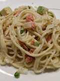 Spaghetti with smoked salmon, sweet peas and avocado