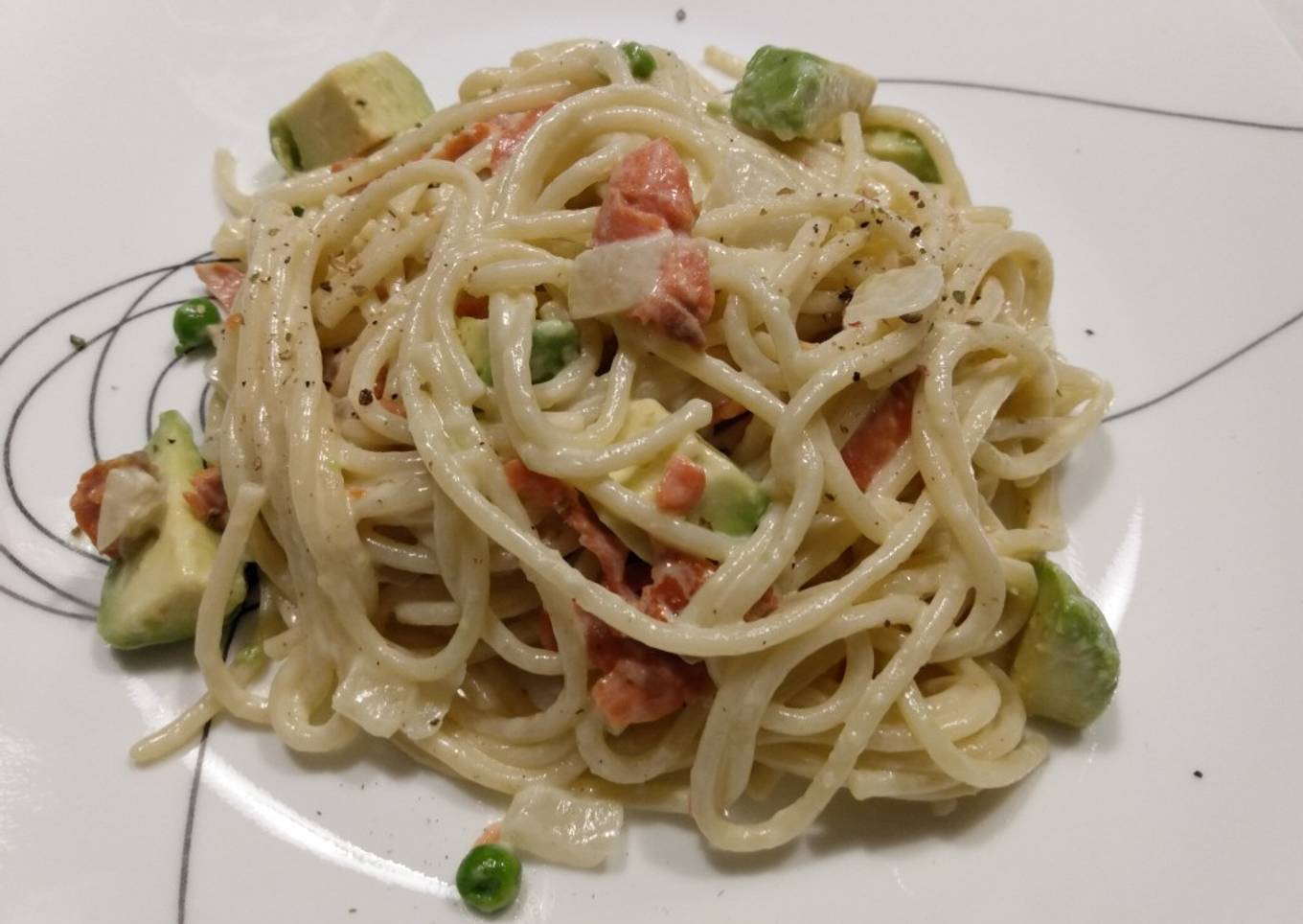 Spaghetti with smoked salmon, sweet peas and avocado