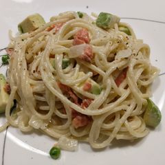Spaghetti with smoked salmon, sweet peas and avocado A picture of Spaghetti with smoked salmon, sweet peas and avocado.