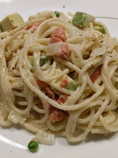 A picture of Spaghetti with smoked salmon, sweet peas and avocado.