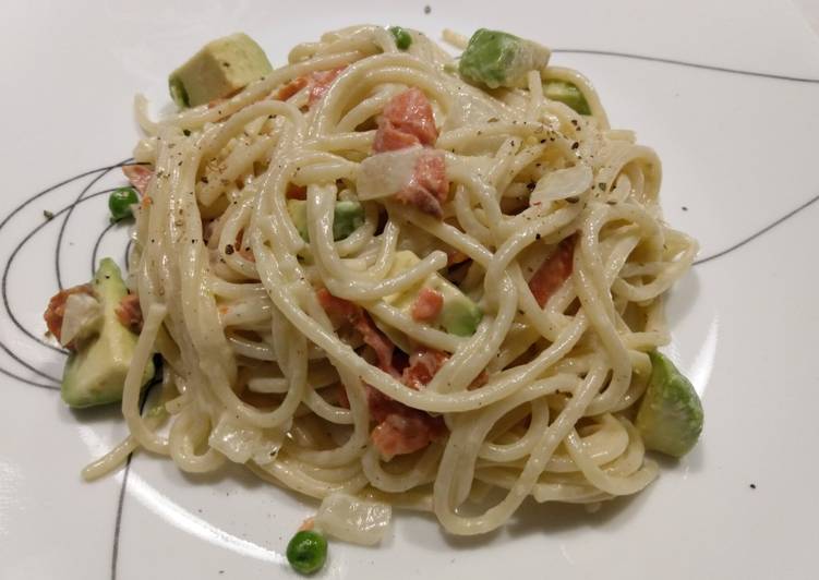 Steps to Prepare Quick Spaghetti with smoked salmon, sweet peas and avocado