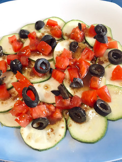 Una foto de Carpaccio de calabacín con vinagreta de mostaza