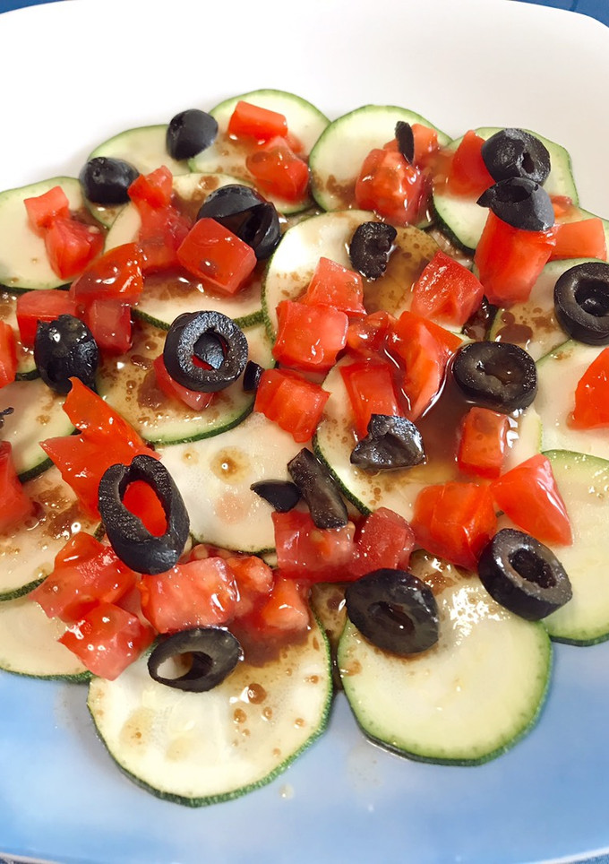 Una foto de Carpaccio de calabacín con vinagreta de mostaza