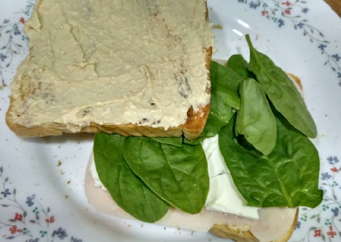 Sándwich de hummus, espinacas y pavo