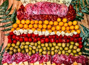 Una foto de ÁRBOL🌴De Fiambres🍊🍅🫒🥩🥓🧀 y Más para CELEBRAR...!