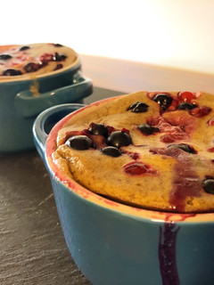 Foto de Bolo de Caneca com Frutos do Bosque sem açúcar e sem glúten #aveia #amoras #mirtilos #framboesas