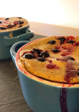 Foto de Bolo de Caneca com Frutos do Bosque sem açúcar e sem glúten #aveia #amoras #mirtilos #framboesas