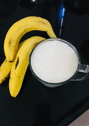 બનાના મિલ્કશેક (Banana Milkshake Recipe In Gujarati) રેસીપી મુખ્ય ફોટો