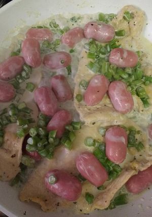 Una foto de Pechugas y salchichas con ejotes a la crema
