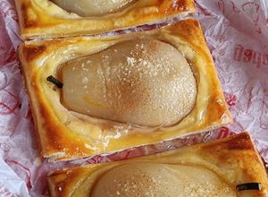 Foto principal de Tartaleta de pera al almíbar de Amaretto rellenas de nueces con crema