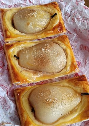 Foto principal de Tartaleta de pera al almíbar de Amaretto rellenas de nueces con crema