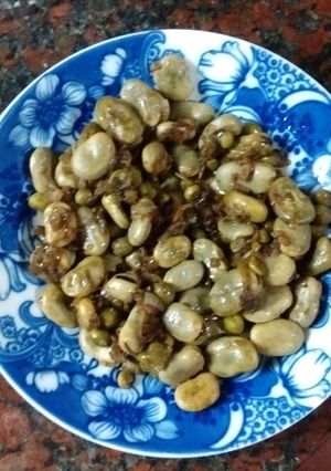 Una foto de Habas y arvejas frescas salteadas con cebolla