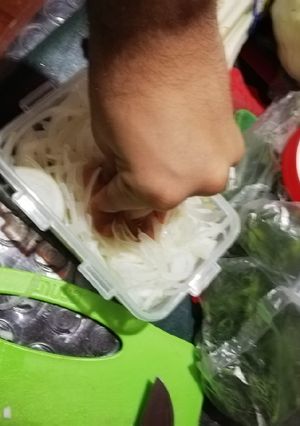 Una foto de Conserva rápida de cebollita casera_ vegan