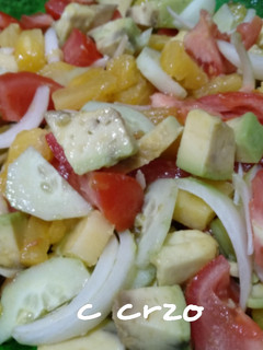 Una foto de Ensalada de aguacate y piña