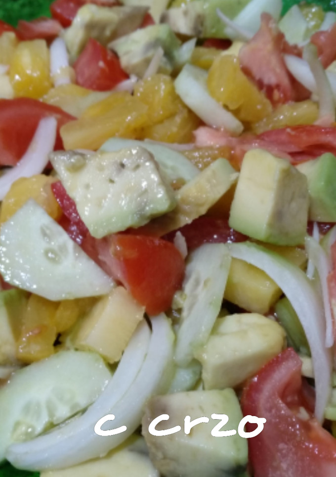 Una foto de Ensalada de aguacate y piña