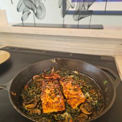 Salmon spinach mushroom bake A picture of Salmon spinach mushroom bake.