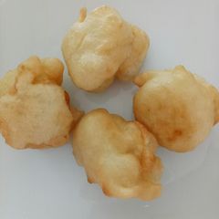 A picture of Deep fried pizza dough balls.