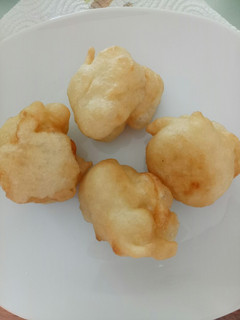 A picture of Deep fried pizza dough balls.