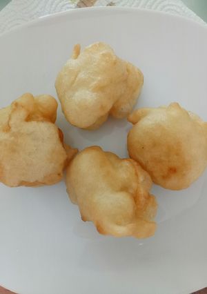 A picture of Deep fried pizza dough balls.
