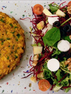 Una foto de Tortilla de camarones con ensalada mezclum
