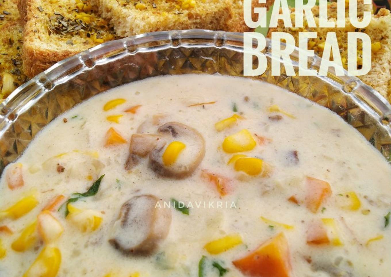 Chicken cream soup with garlic bread