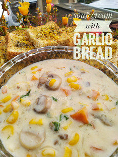 Foto resep Chicken cream soup with garlic bread