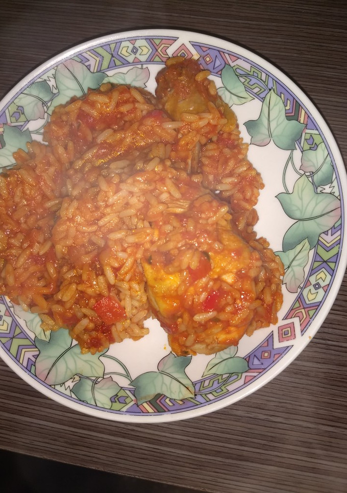 Una foto de Pollo con arroz y tuco