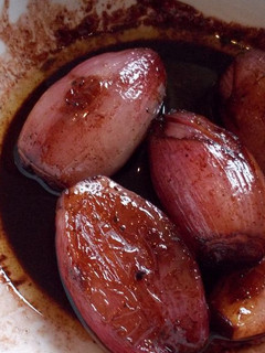 Una foto de Chalotas confitadas al vino tinto y especias