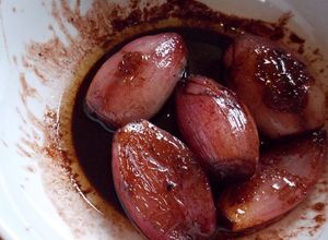 Foto principal de Chalotas confitadas al vino tinto y especias
