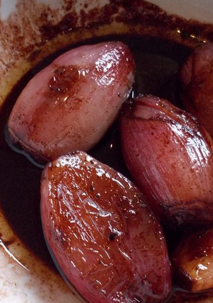 Una foto de Chalotas confitadas al vino tinto y especias