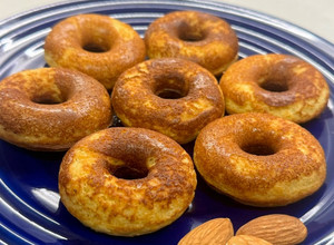 Una foto de Mini donas de almendra y manzana. Sin gluten
