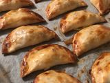 Empanadillas de queso de cabra y cebolla caramelizada
