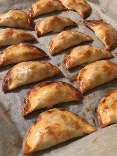 Una foto de Empanadillas de queso de cabra y cebolla caramelizada