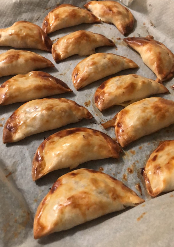 Una foto de Empanadillas de queso de cabra y cebolla caramelizada