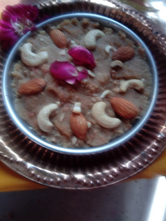 आटा,सूजी,बेसन का हलवा (दुर्गाष्टमी प्रसाद) (suji besan aata halwa recipe in hindi) रेसिपी मुख्य फोटो