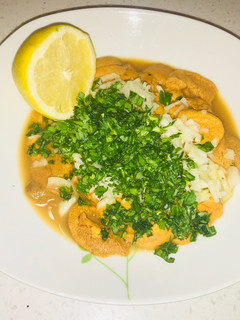 Una foto de Erizos con salsa verde