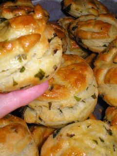 Hajtogatott medvehagymás pogácsa recept fotója