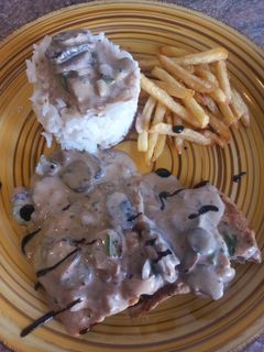 Una foto de Pechuga de pollo en salsa de champiñones 🍄