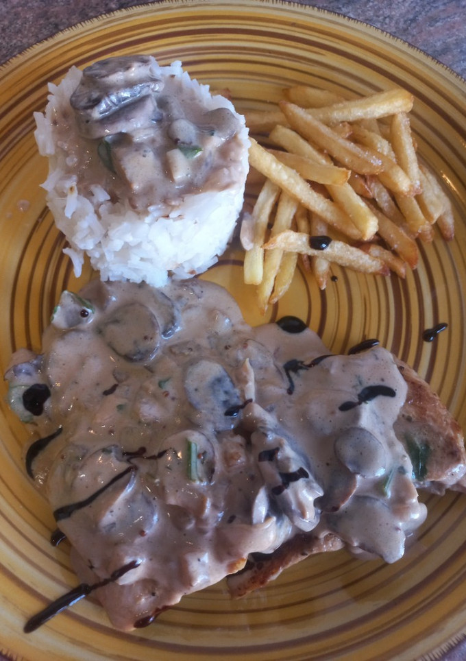 Una foto de Pechuga de pollo en salsa de champiñones 🍄
