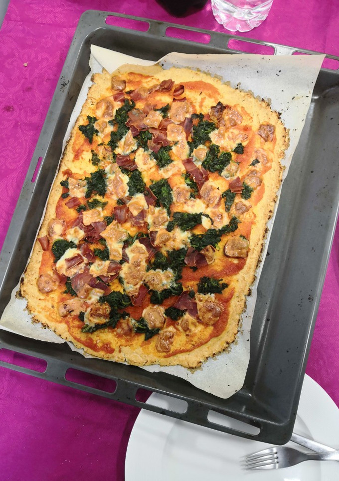 Una foto de Pizza con base de coliflor