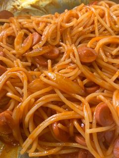 Una foto de Espaguetis con salchichas en salsa de tomate
