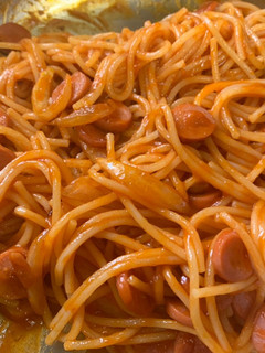 Una foto de Espaguetis con salchichas en salsa de tomate