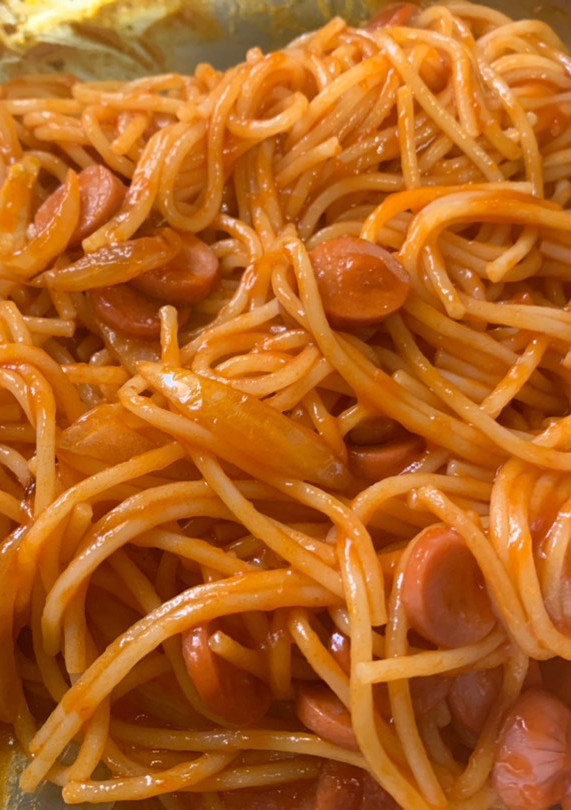 Una foto de Espaguetis con salchichas en salsa de tomate