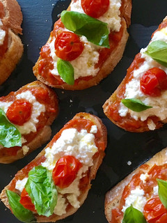 Una foto de Tostaditas caprese
